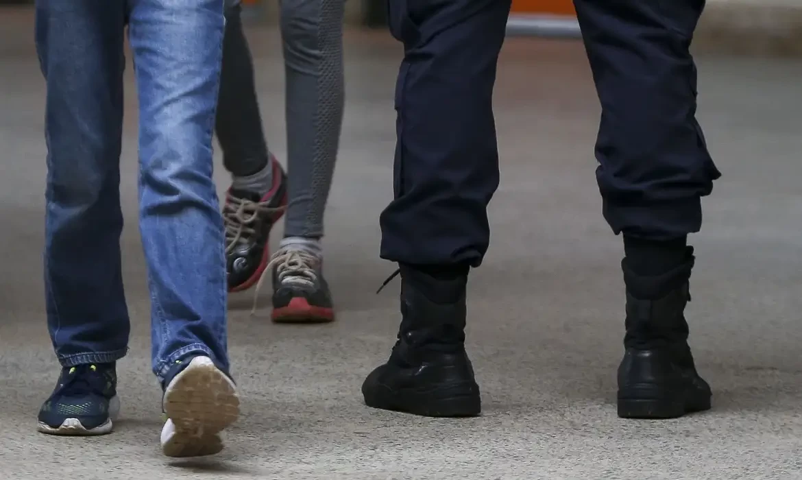 Alunos de escola no DF são “punidos” com flexão e PMs são afastados