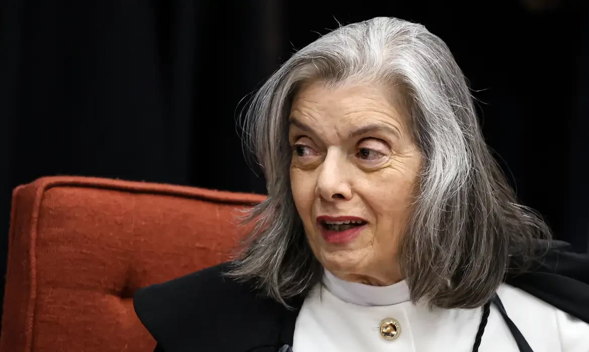 Cármen Lúcia forma maioria pela condenação de Bolsonaro e aliados