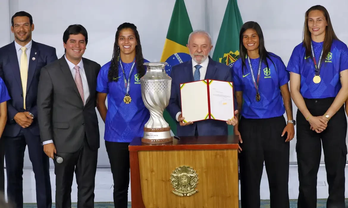 Lula diz que enviará projeto de lei para incentivar futebol feminino