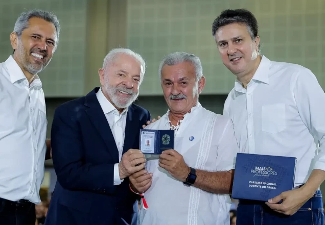 Lula entrega carteiras de docente a professores do Ceará