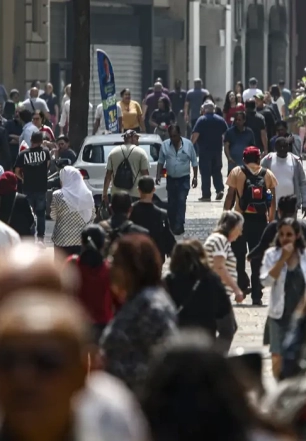 Mais de 8,6 milhões deixam pobreza; Brasil tem melhor nível desde 2012