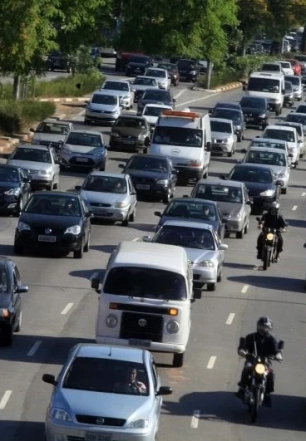 Motoristas devem redobrar cuidados ao dirigir na chuva; confira dicas