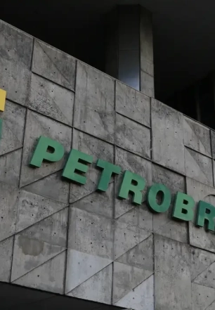 Petrobras batiza primeiro navio a navegar com tripulação 100% feminina