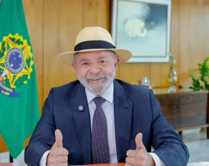 Lula faz exames de imagem da cabeça e está liberado para viagens